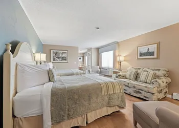 Pier 7 Condominiums hotel thumbnail 6