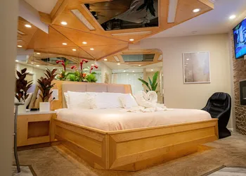 Sybaris Pool Suites hotel thumbnail 2