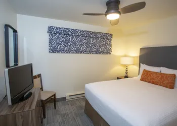 Lakeshore Inn hotel thumbnail 3