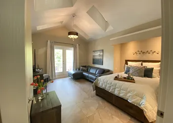 Kelowna Bed & Breakfast (CHATHAM HOUSE) hotel thumbnail 4