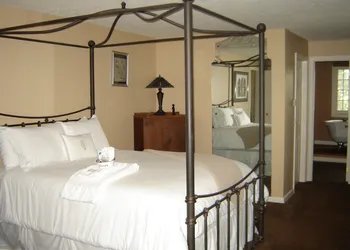 Vintage Gardens Bed & Breakfast hotel thumbnail 4
