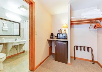 Chanticleer Inn hotel thumbnail 7