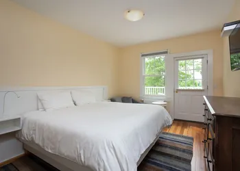 Lakehouse Inn hotel thumbnail 3