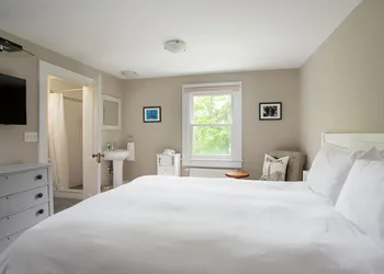Lakehouse Inn hotel thumbnail 5