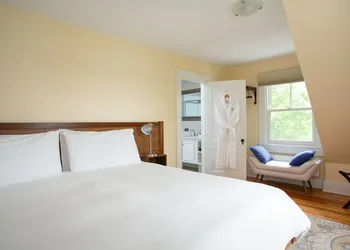 Lakehouse Inn hotel thumbnail 7