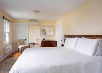 Lakehouse Inn hotel thumbnail 8