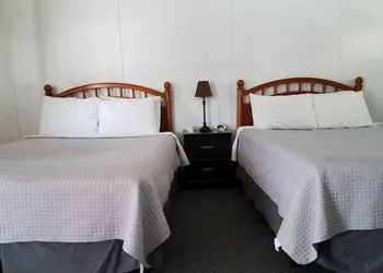 Stone Mountain Lodge and Cabins hotel thumbnail 2