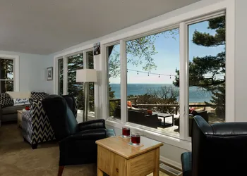 Looking Glass Beachfront Inn hotel thumbnail 4