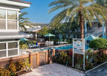 Sun Dek Beach House hotel thumbnail 2
