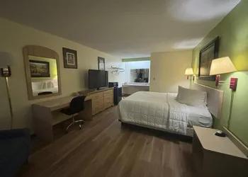 Economy Inn & Suites hotel thumbnail 5