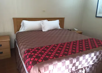 Townhouse Inn & Suites hotel thumbnail 3