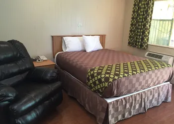 Townhouse Inn & Suites hotel thumbnail 4