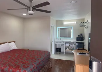 Townhouse Inn & Suites hotel thumbnail 8