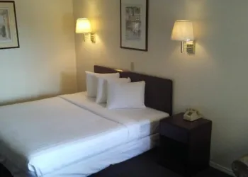 Sunshine Motel hotel thumbnail 5
