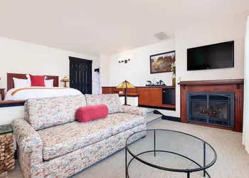 Noyo Harbor Inn Restaurant and Tavern hotel thumbnail 6