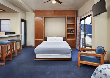 Seaport Village Inn Avalon hotel thumbnail 4