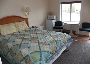 Coast Village Inn & Cottages hotel thumbnail 7