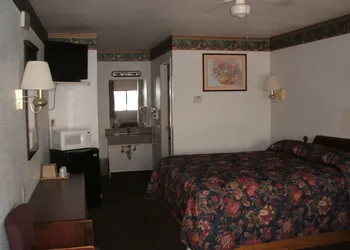 camlot inn motel hotel thumbnail 6