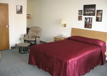 Little Bear Motel hotel thumbnail 6