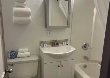 Newport Bay Motel hotel thumbnail 8
