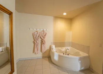 Silverland Inn and Suites hotel thumbnail 6