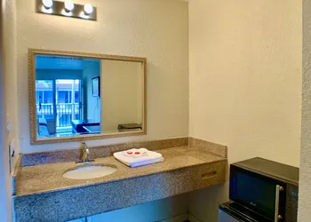 La Vista Inn hotel thumbnail 4
