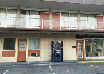 Breezwood Motel hotel thumbnail 2