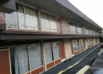 Breezwood Motel hotel thumbnail 3