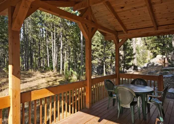 Rock Crest Lodge And Cabins hotel thumbnail 5