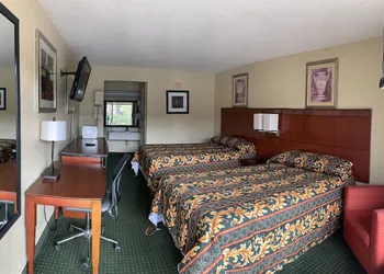 Night Inn hotel thumbnail 3