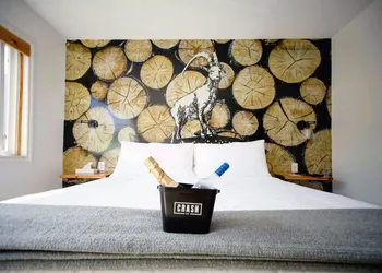 Crash Hotel Squamish hotel thumbnail 4