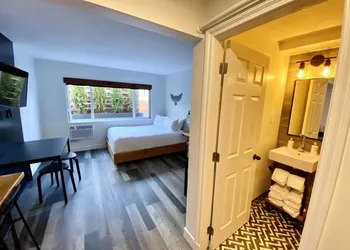 Crash Hotel Squamish hotel thumbnail 7