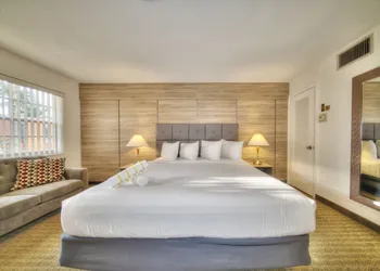 Club Lux Resort By the Beach hotel thumbnail 2