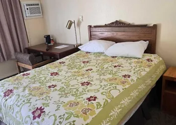 Golden Door Motel hotel thumbnail 6