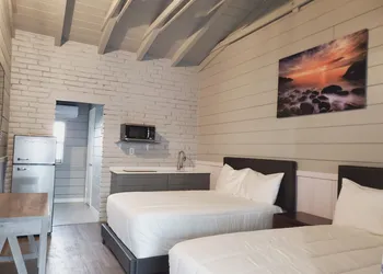 Hollywood Gardens Inn & Suites hotel thumbnail 3