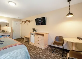 Spirit Lake Lodge hotel thumbnail 5