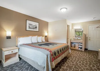 Spirit Lake Lodge hotel thumbnail 6