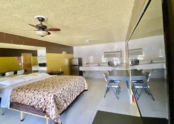 Savannah Inn and Suites hotel thumbnail 3