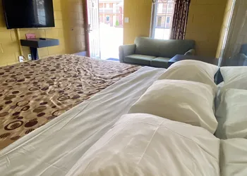 Savannah Inn and Suites hotel thumbnail 6