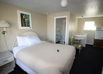 Sunland Inn Motel hotel thumbnail 7