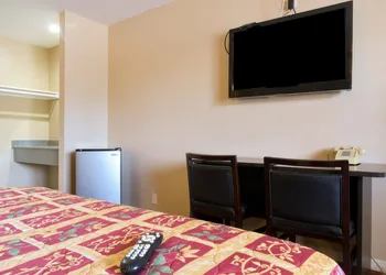 Covina Motel hotel thumbnail 4