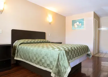Covina Motel hotel thumbnail 5