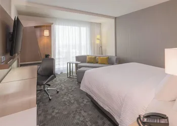 Courtyard by Marriott Burlington hotel thumbnail 6