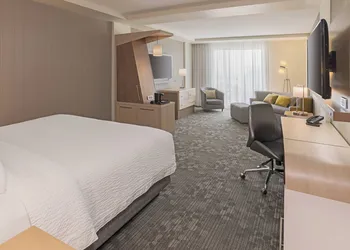 Courtyard by Marriott Burlington hotel thumbnail 8