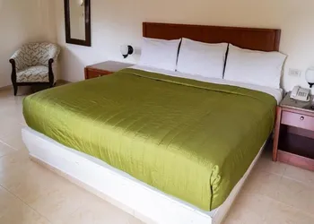 hotel plaza del sol hotel thumbnail 2