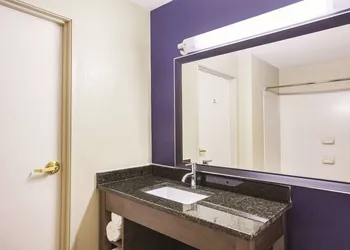 La Quinta Inn by Wyndham Richmond South hotel thumbnail 8