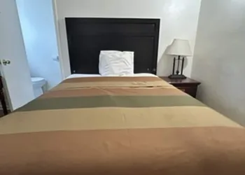 Encore Inn Inglewood hotel thumbnail 4