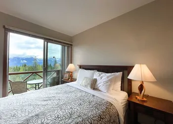 Whispering Pines hotel thumbnail 2