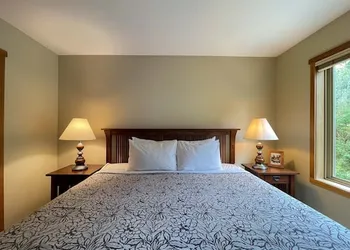 Whispering Pines hotel thumbnail 4