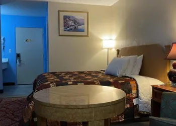 Lake Country Inn hotel thumbnail 5